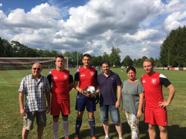 Bei der Ballübergabe des TSV 1860 Bad Rodach