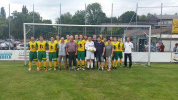 Die Mannschaft des FC Bad Rodach bei der Ballübergabe